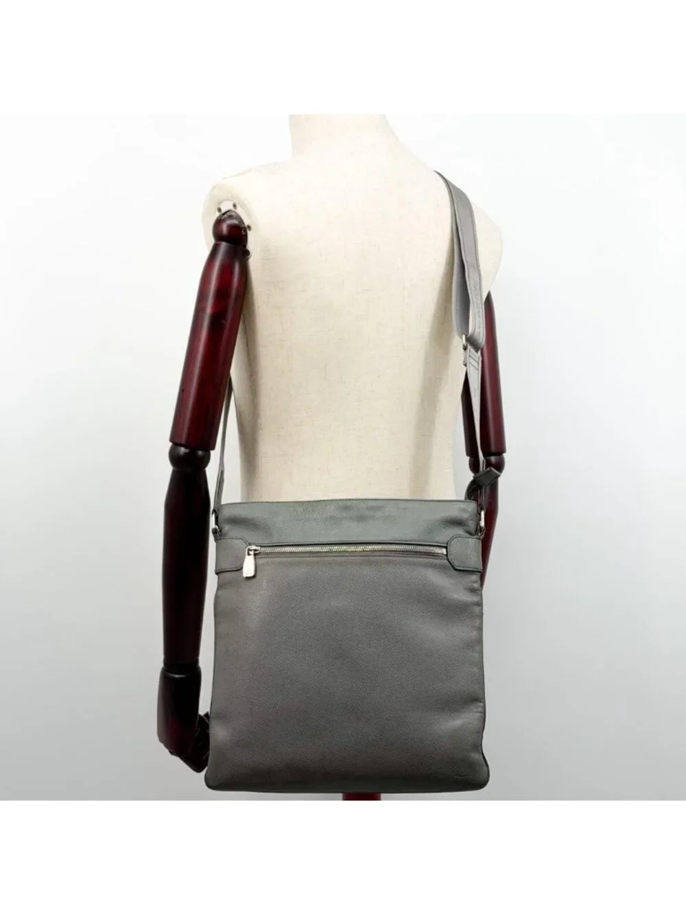 Louis Vuitton Sasha Taiga Shoulder Bag Crossbody Leather Messenger